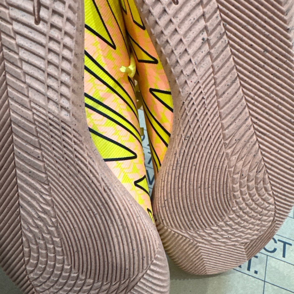 Nike Jr Superfly 9 Club IC Kids Soccer Shoes in Bright Yellow - Picture 6 of 6